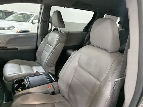 Used 2018 Toyota Sienna XLE FWD image 5