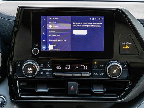 Used 2023 Toyota Highlander AWD image 12