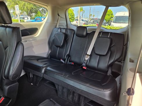 Used 2023 Chrysler Pacifica Touring-L FWD image 15
