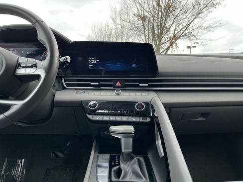 Used 2025 Hyundai Elantra SEL image 21