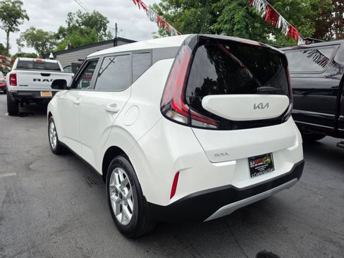 Used 2023 Kia Soul LX w/ LX Technology Package FWD image 2
