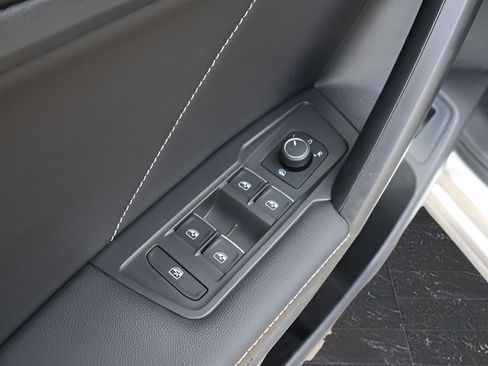 Used 2024 Volkswagen Tiguan SE FWD image 11