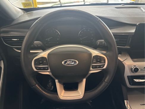 Used 2022 Ford Explorer XLT w/ Equipment Group 202A AWD/4WD image 12