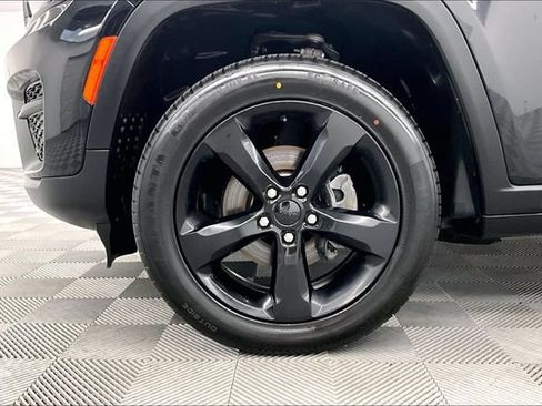 Used 2024 Jeep Grand Cherokee Altitude AWD/4WD image 10