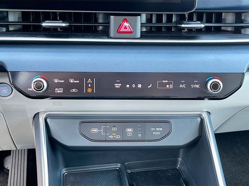 Certified 2025 Kia Carnival EX image 33