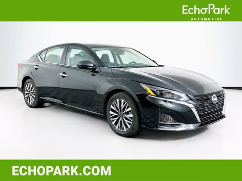 Used 2025 Nissan Altima 2.5 SV FWD image 1