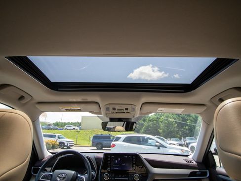 Used 2022 Toyota Highlander XLE AWD/4WD image 23