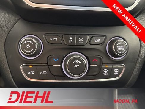 Used 2019 Jeep Cherokee Latitude Plus w/ Cold Weather Group AWD/4WD image 32
