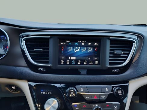 Used 2020 Chrysler Voyager LX image 19