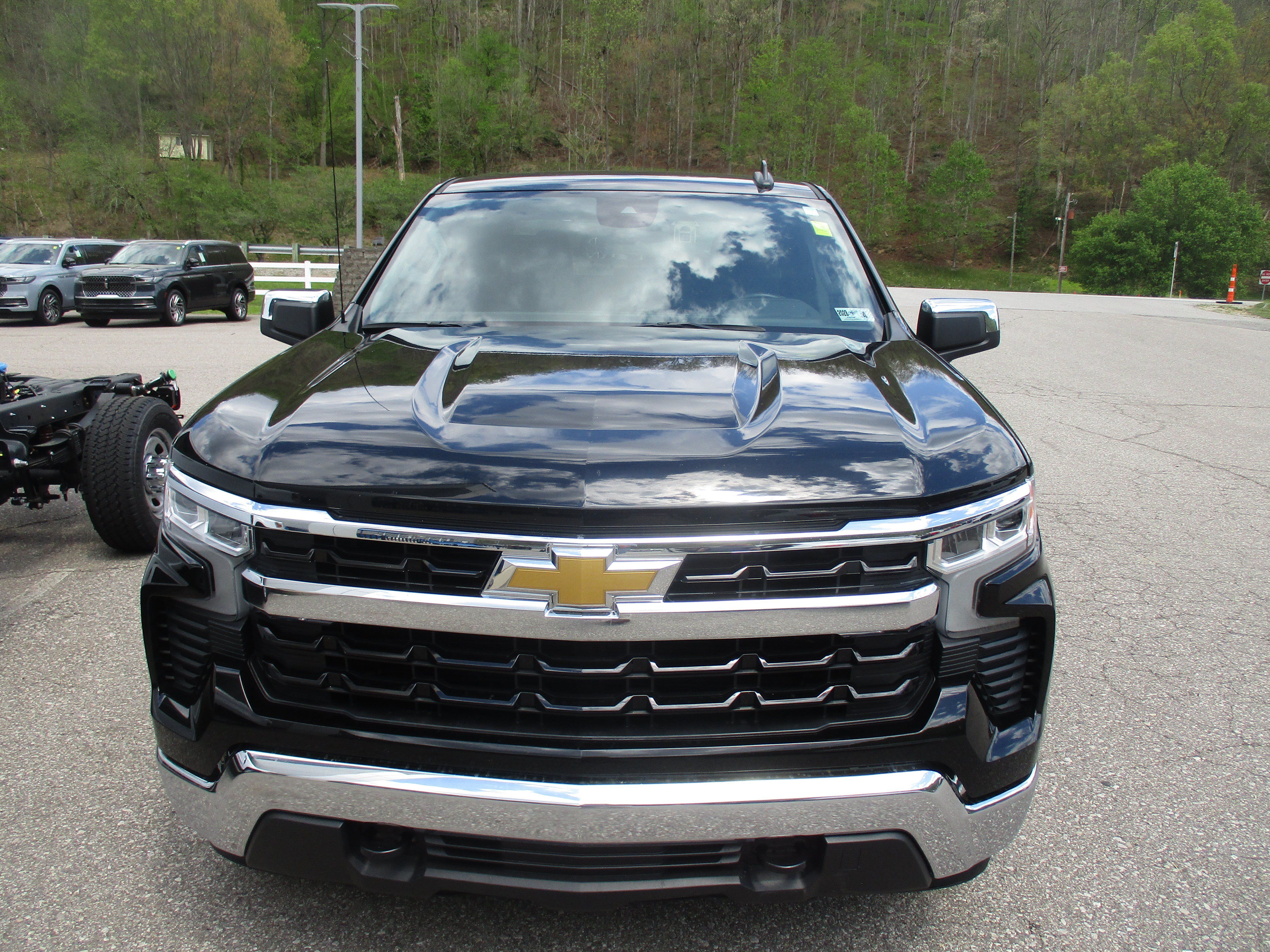 Used 2025 Chevrolet Silverado 1500 LT AWD/4WD image 9