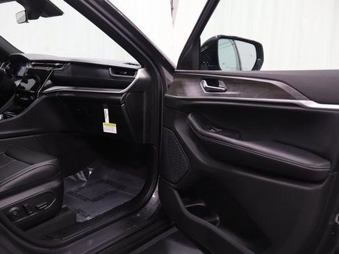 New 2025 Jeep Grand Cherokee Limited image 14