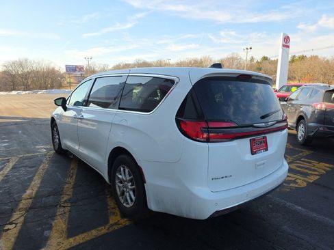 Used 2024 Chrysler Pacifica Touring-L image 6