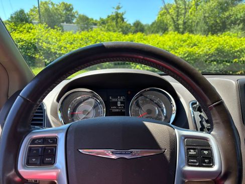 Used 2013 Chrysler Town & Country Touring-L w/ Driver Convenience Group FWD image 11