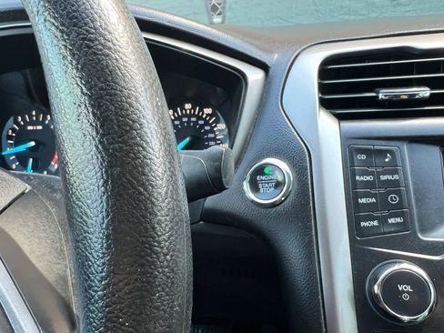 Used 2017 Ford Fusion SE FWD image 16