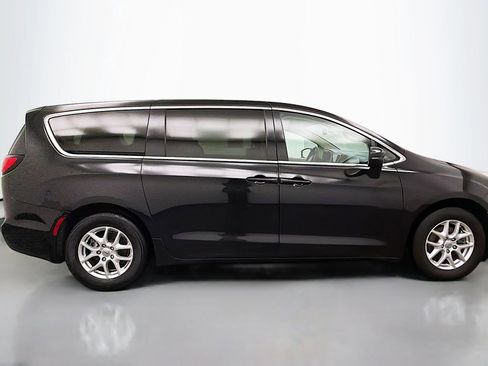 Used 2023 Chrysler Pacifica Touring-L image 8