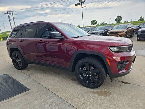 Used 2023 Jeep Grand Cherokee Altitude AWD/4WD image 11
