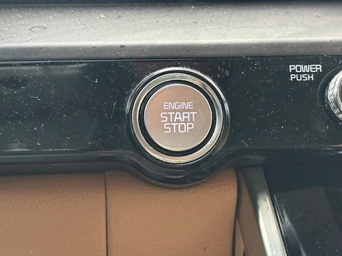 Used 2022 Kia Carnival EX FWD image 23
