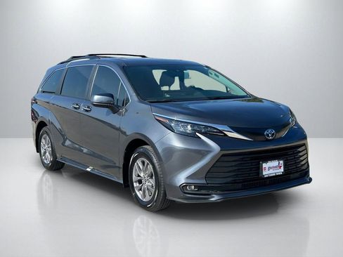 Used 2025 Toyota Sienna XLE image 3