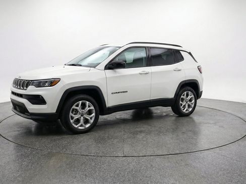 Used 2025 Jeep Compass Latitude AWD/4WD image 3