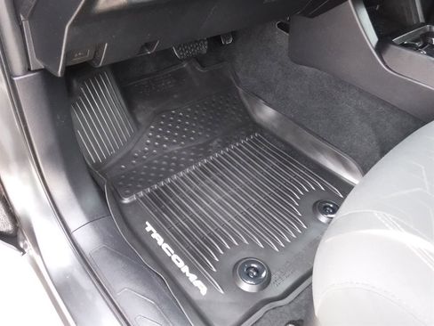 Used 2017 Toyota Tacoma TRD Off-Road image 16