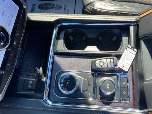 Used 2024 Ford Expedition Platinum image 13
