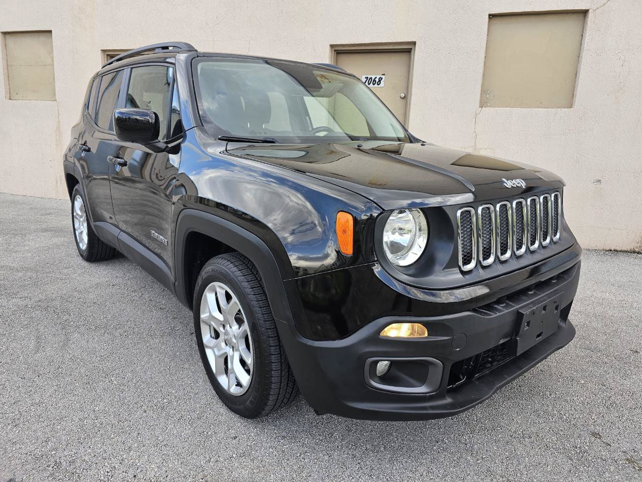 Used 2015 Jeep Renegade Latitude FWD image 3