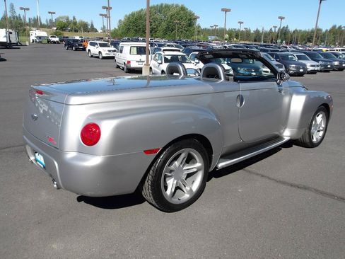Used 2004 Chevrolet SSR w/ Preferred Equipment Group RWD image 13