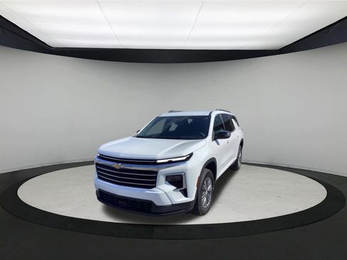 Used 2025 Chevrolet Traverse LT FWD image 4