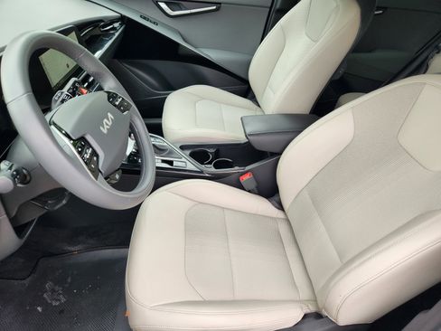 Used 2024 Kia Niro EX FWD image 10