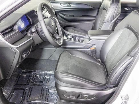 New 2025 Jeep Grand Cherokee Laredo image 17