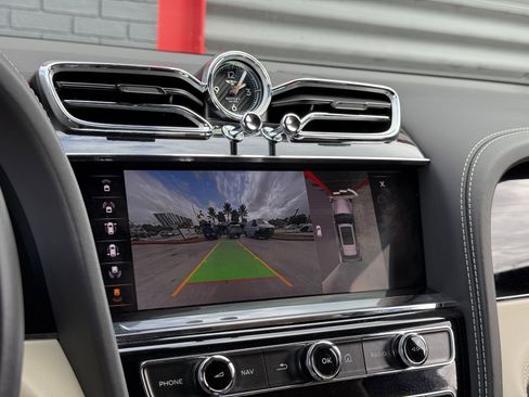 Used 2021 Bentley Bentayga V8 image 23