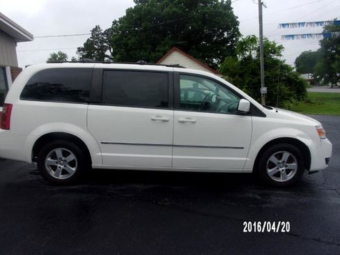 Used 2010 Dodge Grand Caravan SXT w/ Entertainment Group 2 FWD image 4
