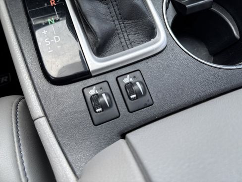 Used 2019 Toyota Highlander XLE FWD image 19