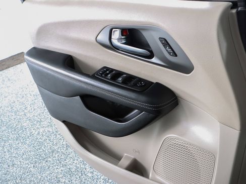 Used 2023 Chrysler Pacifica Touring-L FWD image 21