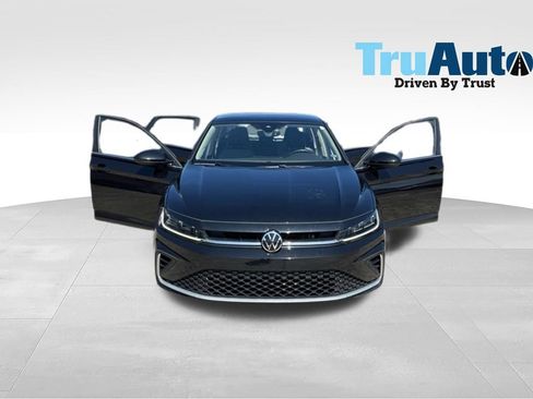 Used 2025 Volkswagen Jetta SE FWD image 10