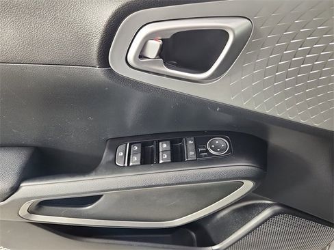 Used 2023 Kia Soul LX w/ LX Technology Package image 9