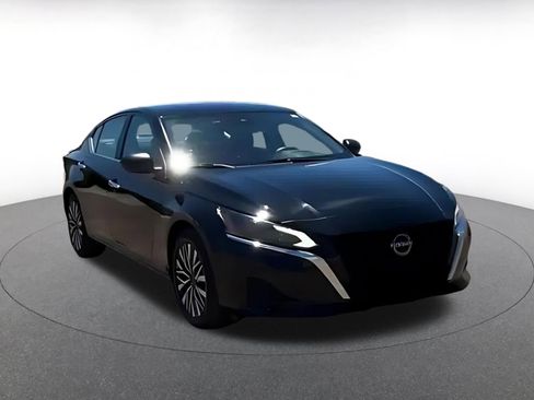 Used 2025 Nissan Altima 2.5 SV FWD image 3