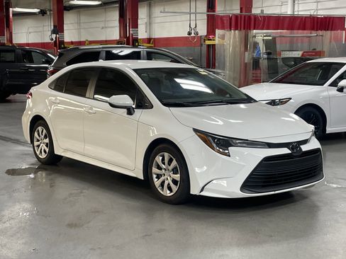 Used 2025 Toyota Corolla LE FWD image 2