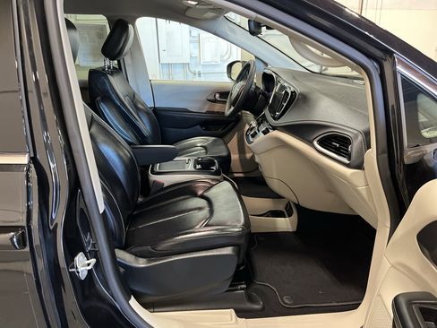 Used 2023 Chrysler Pacifica Touring-L FWD image 27