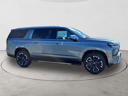 New 2026 Chevrolet Suburban Premier image 4