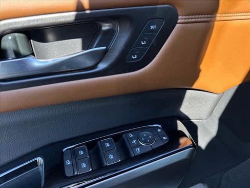 Used 2023 Nissan Pathfinder Platinum image 15