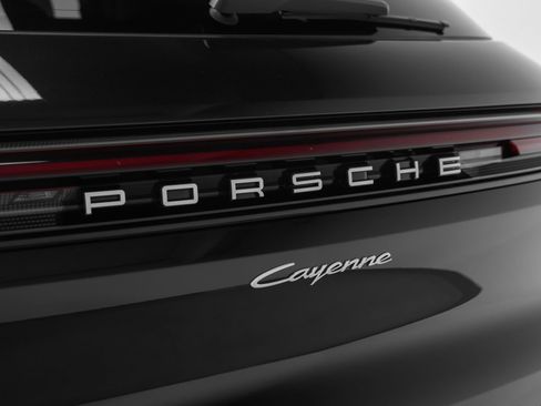 Certified 2025 Porsche Cayenne AWD/4WD image 17