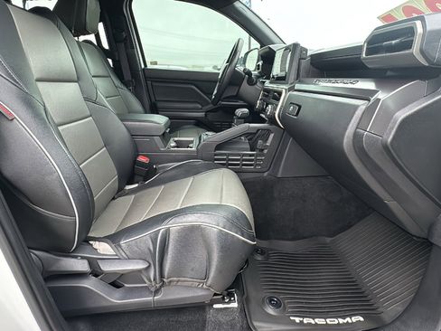 Used 2025 Toyota Tacoma SR5 image 26