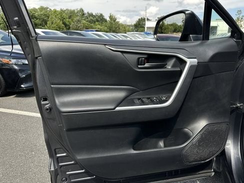 Used 2019 Toyota RAV4 LE FWD image 10