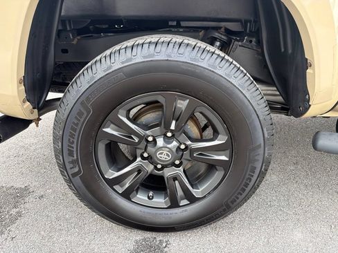 Used 2019 Toyota Tacoma TRD Sport w/ Technology Package RWD image 13