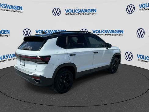 Used 2025 Volkswagen Taos SE FWD image 8