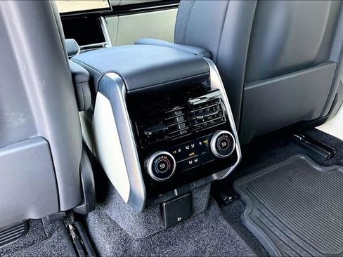 Used 2024 Land Rover Range Rover Long Wheelbase SE image 13