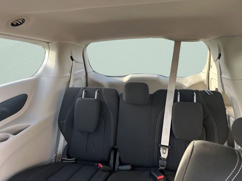 Used 2023 Chrysler Voyager LX image 17