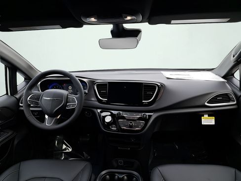 New 2026 Chrysler Voyager LX FWD image 17