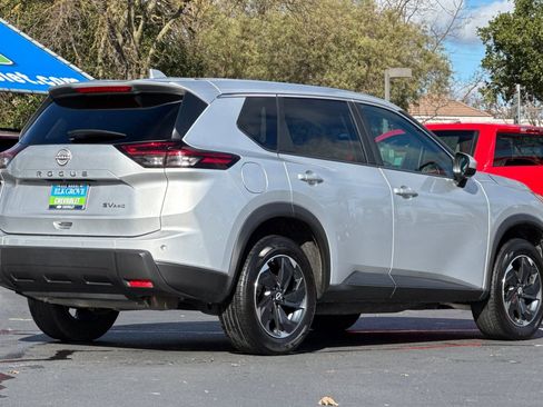 Used 2024 Nissan Rogue SV image 3